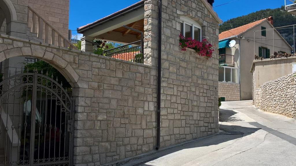 Apartment Ariana Bol Exterior photo