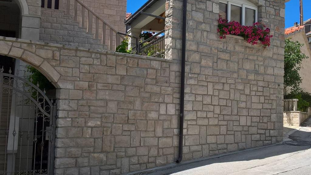 Apartment Ariana Bol Exterior photo
